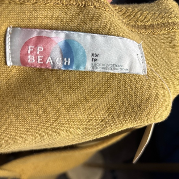 Free People Beach Pull over sweater Mustard Yellow Good Condition - Picture 10 of 10